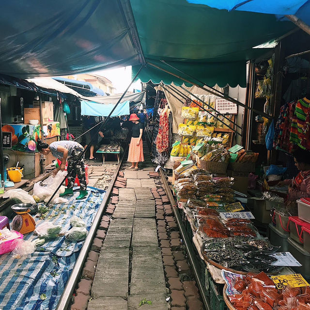 ตลาดร่มหุบ ในวันที่ฝนตก