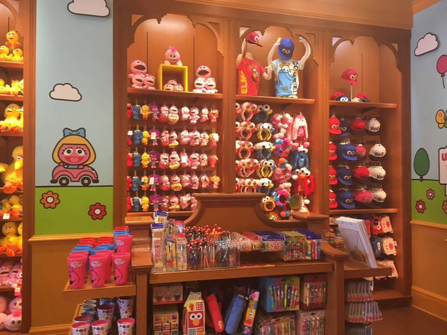 ร้านขายของ Elmo’s : Sesame Street Kid’s Store