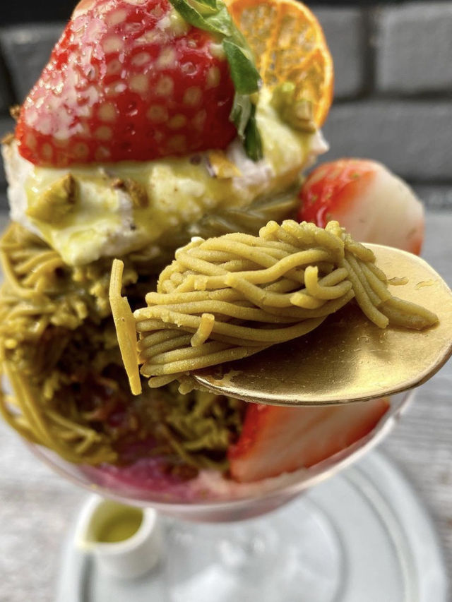 【福岡カフェ】テラス席で可愛いフルーツパフェを食べよう🍓
