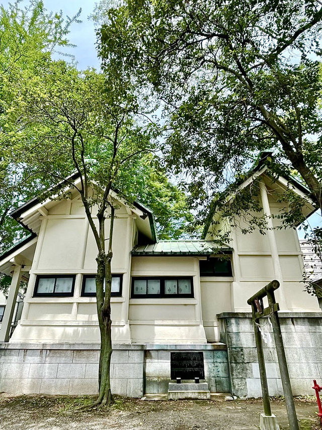 【東京都】木々に覆われた社殿が見応えあり