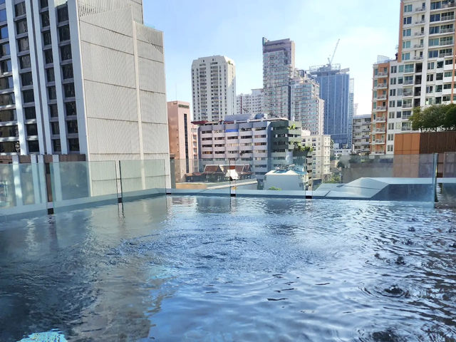 Infinity Pool สระว่ายน้ำลอยฟ้า @Skyview Hotel