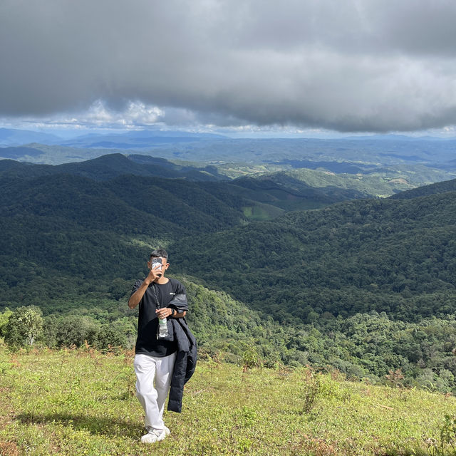 ถ่ายรูปกลางทุ่งหญ้าเขียวขจี🍃🌳🌱