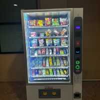 洗濯洗剤まで売ってる自販機がホテルの下にある😍👏