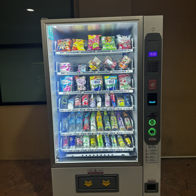 洗濯洗剤まで売ってる自販機がホテルの下にある😍👏