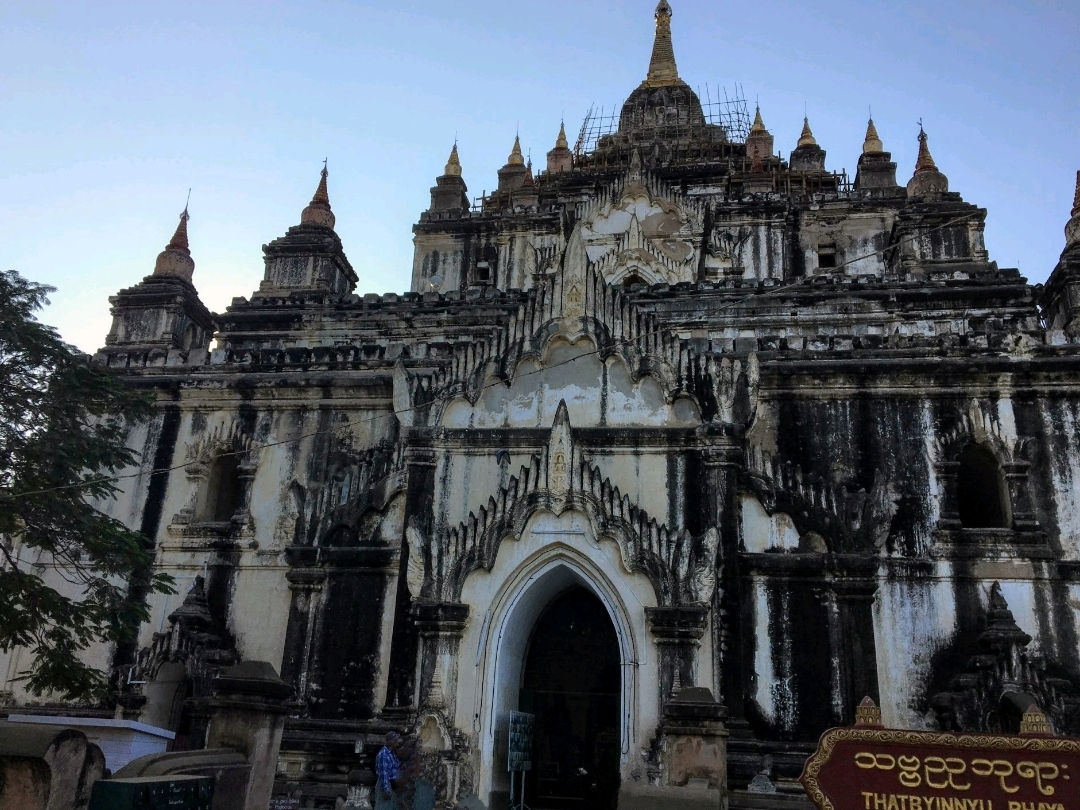 ヨーロッパのルネサンス修道院を思わせる寺院の形をしたダビヌ塔