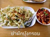 พามาทานอาหารริมลำธารในจังหวัดนครนายก