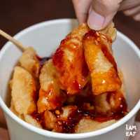 ลูกชิ้นปลาทอดอร่อยกรอบเนื้อหนึบ น้ำจิ้มแซ่บ 