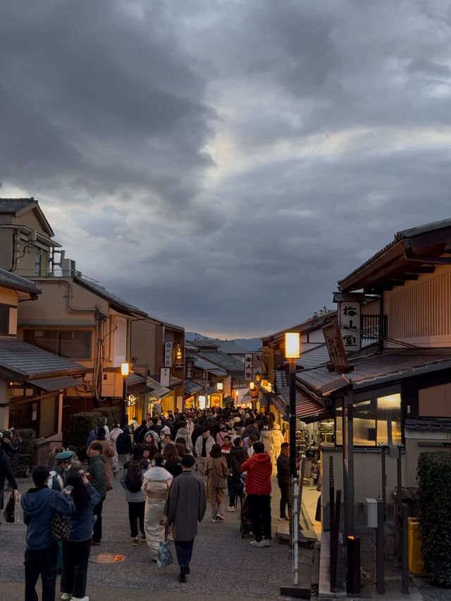 Sunset at Kiyomizudera: A Dreamy Autumn Experience in Kyoto