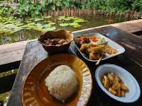 เรือมอญ ริมสวน