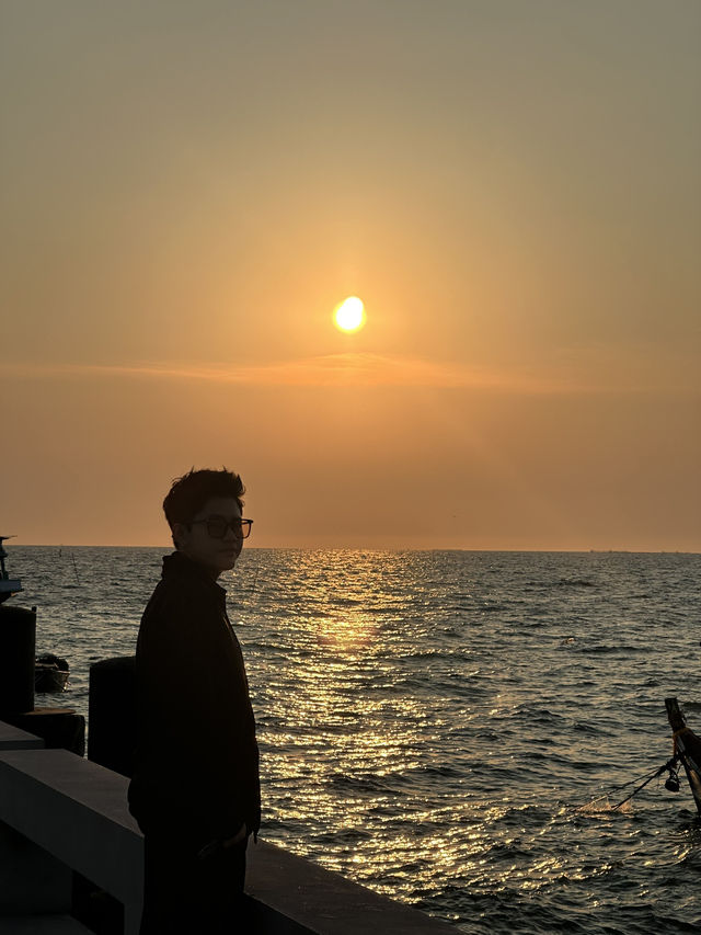 ดูพระอาทิตย์ตกที่บางแสน🌴🌅🚣🌊