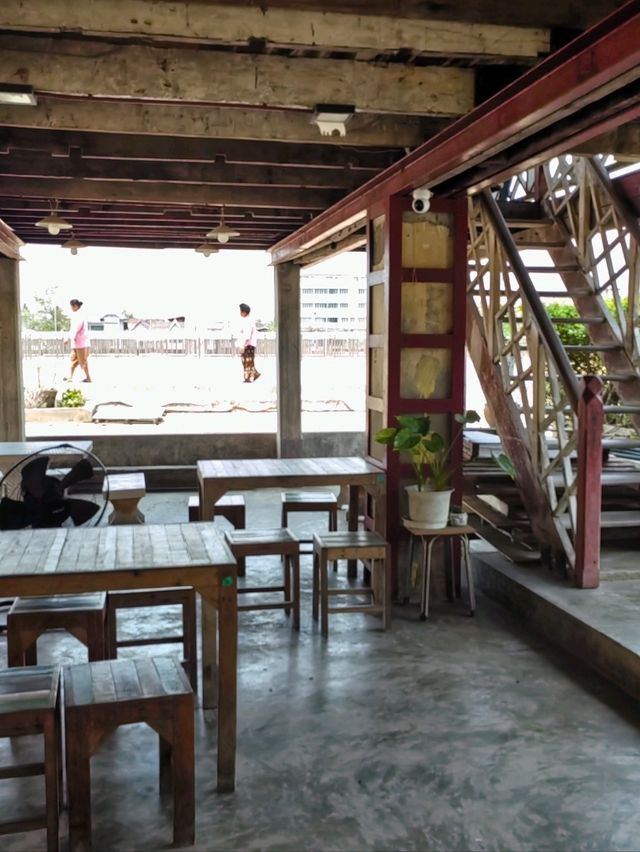 สุธาคาเฟ่  ย้อนยุคริมรางแม่กลอง