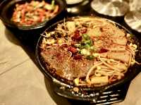 首爾｜🇰🇷明洞川菜砂鍋店，麻辣鮮香讓你一試成主顧！
