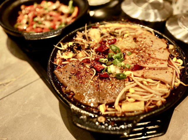首爾｜🇰🇷明洞川菜砂鍋店，麻辣鮮香讓你一試成主顧！