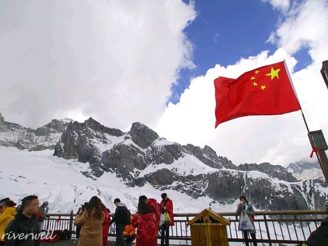 【中国】5000m級の氷河と雪の世界へ、世界遺産「玉龍雪山」