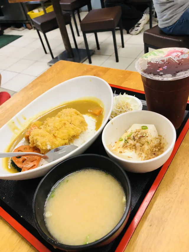樂華夜市咖哩店的咖哩炸豬排飯套餐,附味噌湯、涼拌豆腐與紅茶