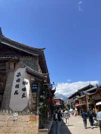 เมืองโบราณนาซีฉากหลังภูเขาหิมะ