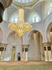 A Peaceful Walk in Abu Dhabi – Marble, Light & Quiet Grandeur
