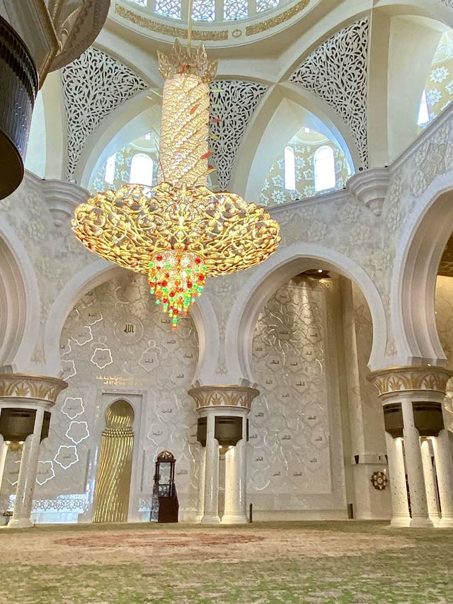 A Peaceful Walk in Abu Dhabi – Marble, Light & Quiet Grandeur