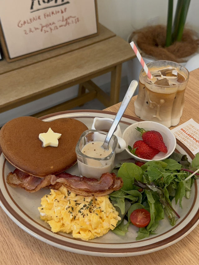 可愛すぎる！ハートのパンケーキ♡