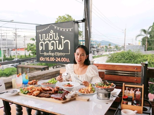 บนชั้นดาดฟ้า Rooftop Bistro บ้านฉาง