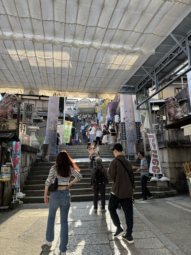 : 「港女征服金刀比羅宮！785級天梯爬上去你可以實現願望+神馬禁摸令 附商店街停車費回贈秘技🇯🇵」**    ---