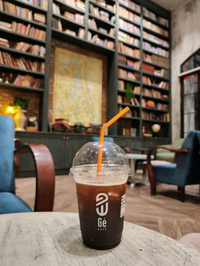 【ダナン/ベトナム】大きな本棚が印象的📚️Gé Cafe
