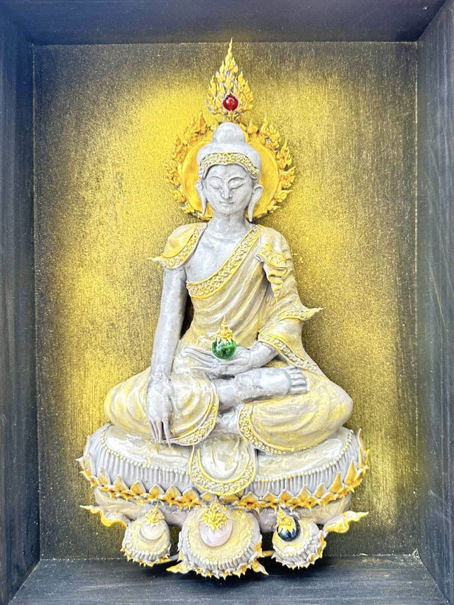 芸術と信仰が融合する真っ白な寺院、ワット・ロンクンで心を癒そう🕊️✨