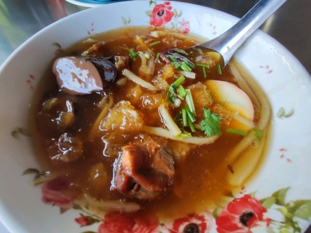 ร้านก๋วยจั๊บเก่าแก่ในตำนานเมืองแปดริ้ว