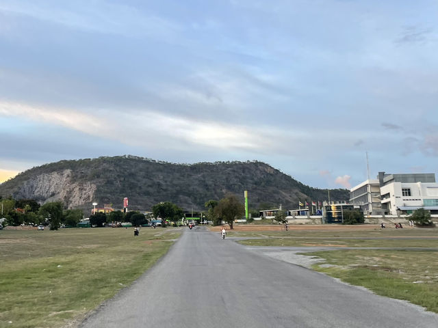 ลานกว้างพักผ่อนหลังตึกการกีฬา กาญจนบุรี 🌳🚶‍♀️