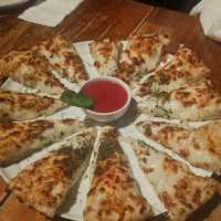 人氣正宗意大利Pizza，巨型烤爐是賣點