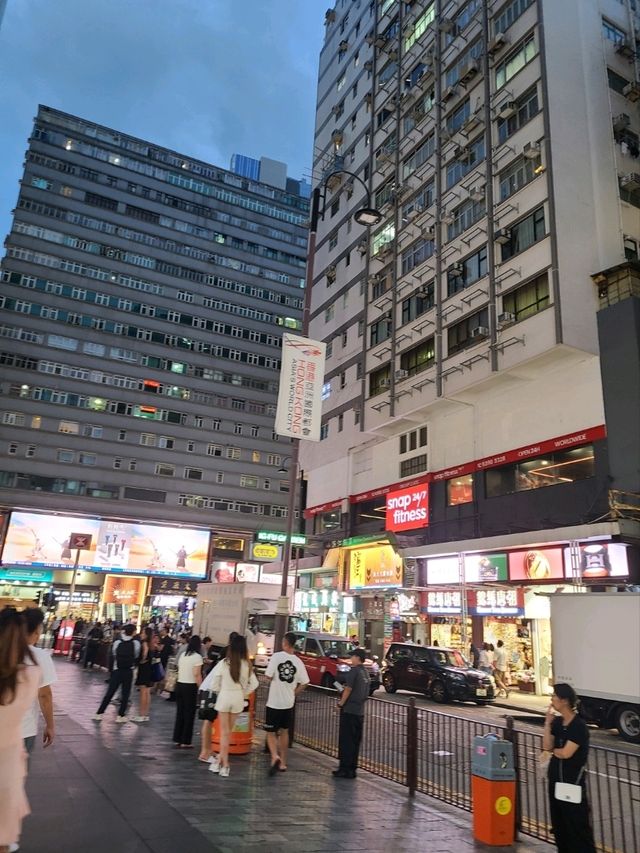 야경 속 번화한 거리의 매력