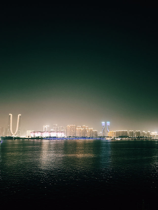ชมโชว์แสงสีริมแม่น้ำ Qiantang