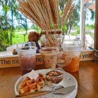 🏡 Huus’ of coco Cafe – กระท่อมน่ารักบนทุ่งนา