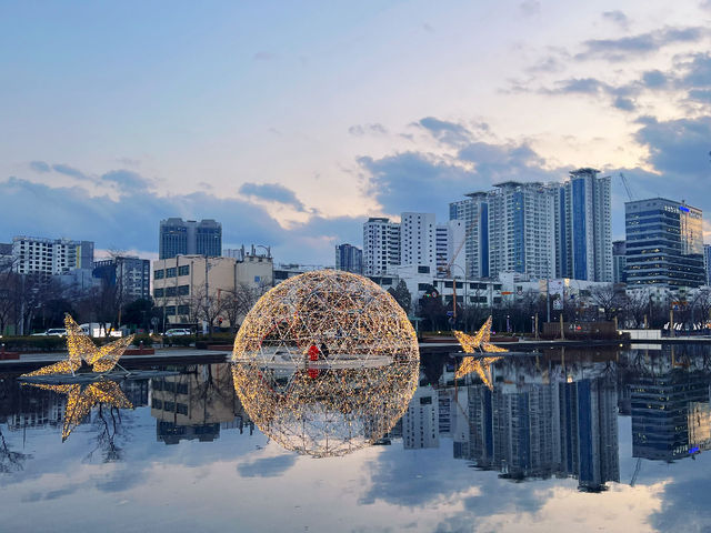 Busan Citizens Park: An Urban Oasis with Enchanting Night Views! 🌳💦