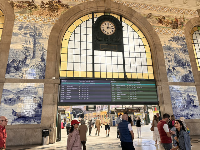 【Porto São Bento駅｜20,000枚のアズレージョに包まれた物語のホール】