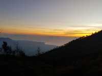 “Ijen Volcano: Where Blue Flames Meet Sunrise Skies”💙