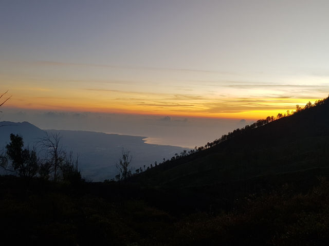 “Ijen Volcano: Where Blue Flames Meet Sunrise Skies”💙