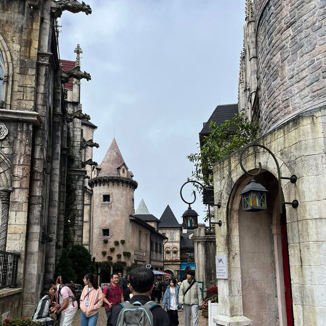 🏰 Lost in France… but in Vietnam?!