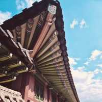 Step into a Joseon Dynasty Dream: Solo Traveler’s Guide to Gyeongbokgung Palace"** 🏯🌸