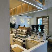 คาเฟ่ในตึกใหญ่ย่านโฮจิมินห์ The Cafe Apartments