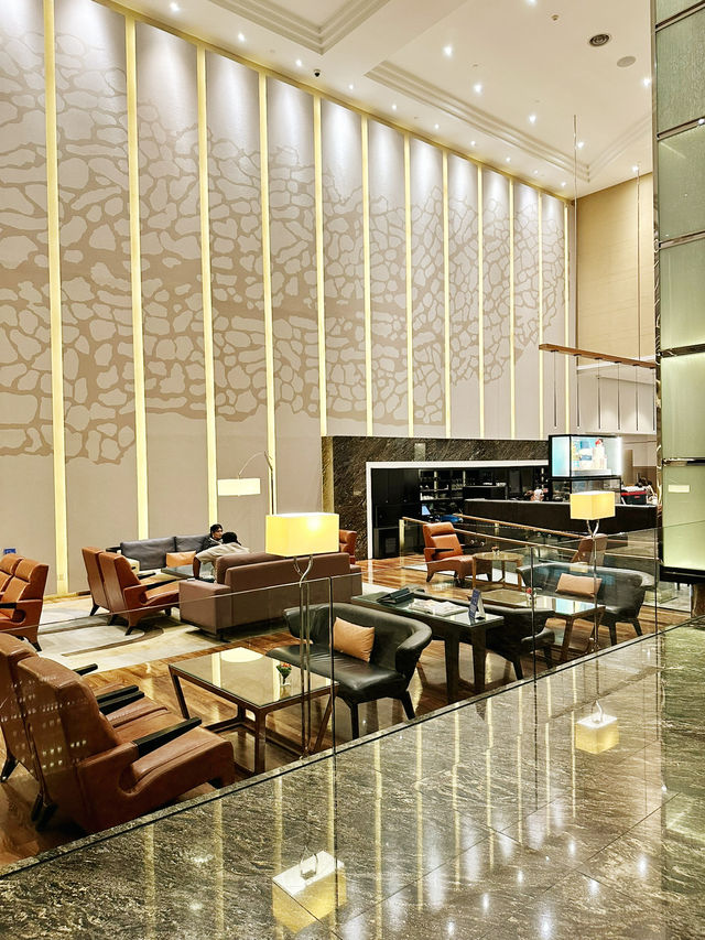 街の喧騒を忘れる午後、The Loungeで極上のひとときを