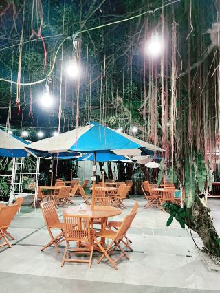 Tranquil Dining Amid Lush Greenery at Solu Bolon Café, Atsari Hotel 