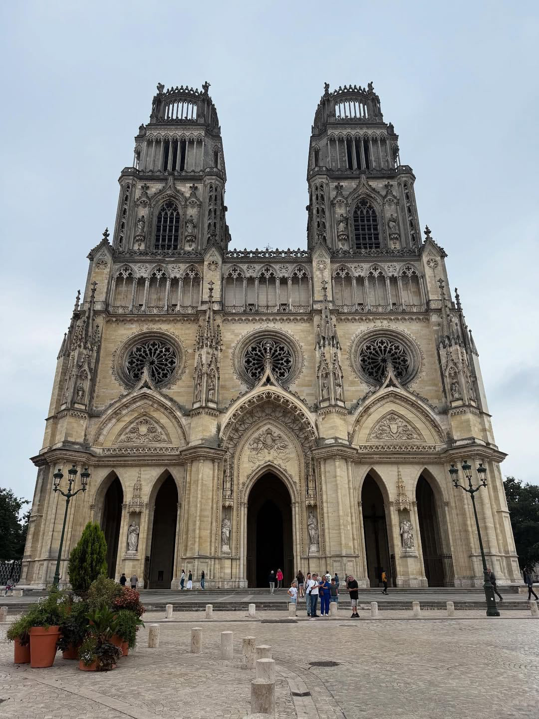 Mengalami Sejarah di Katedral Saint Croix dan Patung Joan of Arc