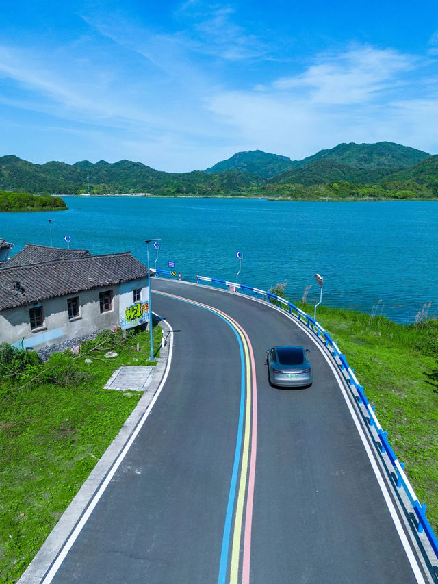 คุณไม่เคยคิดว่าจะได้เห็นมุมถนนสายรุ้ง🌈 ที่โด่งดัง คุณไม่เคยคิดว่าจะได้เห็นมุมถนนสายรุ้ง🌈 ที่โด่งดัง