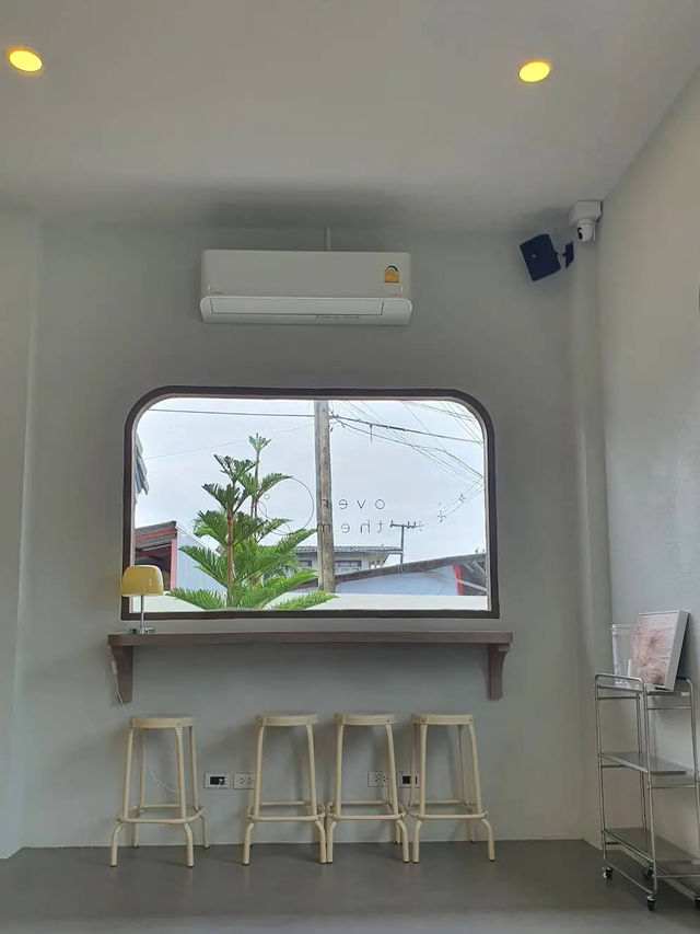 คาเฟ่มินิมอล Over the moon ลำปาง