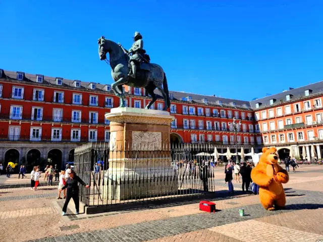 馬約爾廣場感受百年人文🐾