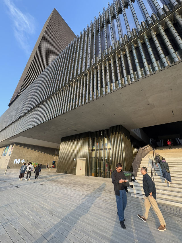 🌅 M+: จุดชมพระอาทิตย์ตกที่ปังที่สุดใน West Kowloo 🌅 M+: จุดชมพระอาทิตย์ตกที่ปังที่สุดใน West Kowloo