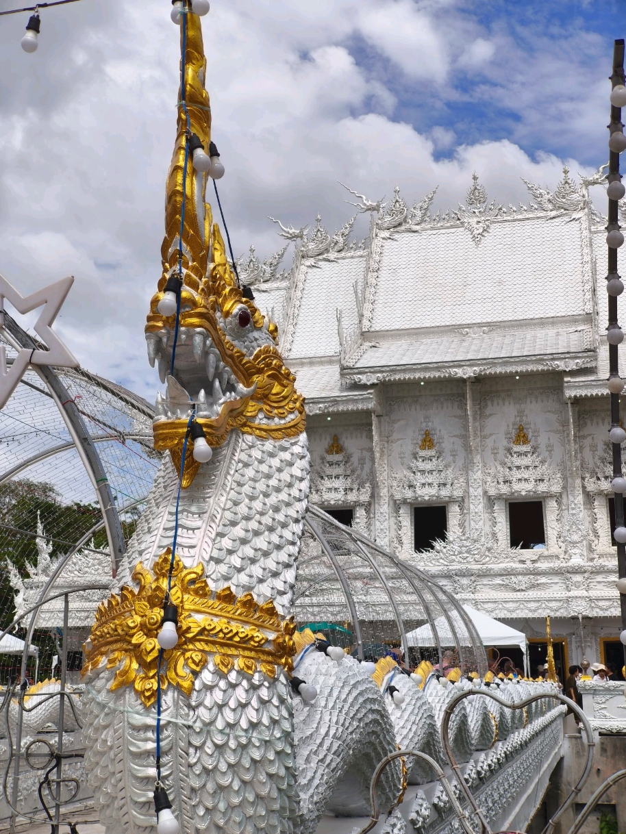 Thailand's 🇹🇭 signature landmark is the White Temple (Wat Rong Khun) in Chiang Rai. But now, you can find a fantastic alternative right here in Phuket. 

In December 2025, the Wat Kanan White Temple opened its doors🛕 It's just a quick 40-50 minute drive to get there.

While you're there, you can rent a traditional Thai costume to match any taste and color for 150-250 baht and snap some authentic photos. We skipped dressing up this time because the pre-New Year crowds were huge and locals were celebrating their own holidays.

There's a pond around the temple where turtles and massive fish swim. You can feed the fish—food costs just 10 baht.

This gorgeous spot is absolutely worth a visit🤍
 