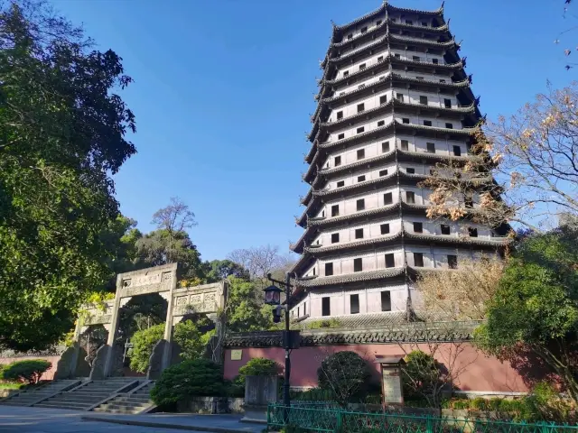 Half-Day Tour of Liuhe Pagoda: Climb the Ancient Tower and Listen to the Qiantang Tidal Sounds
