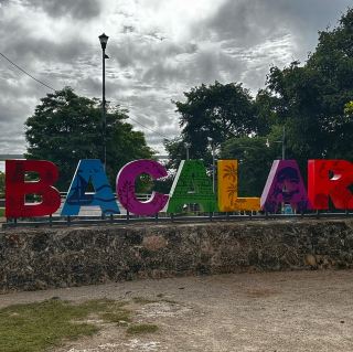 A Slow Day in Bacalar, the Lake of Seven Colors。